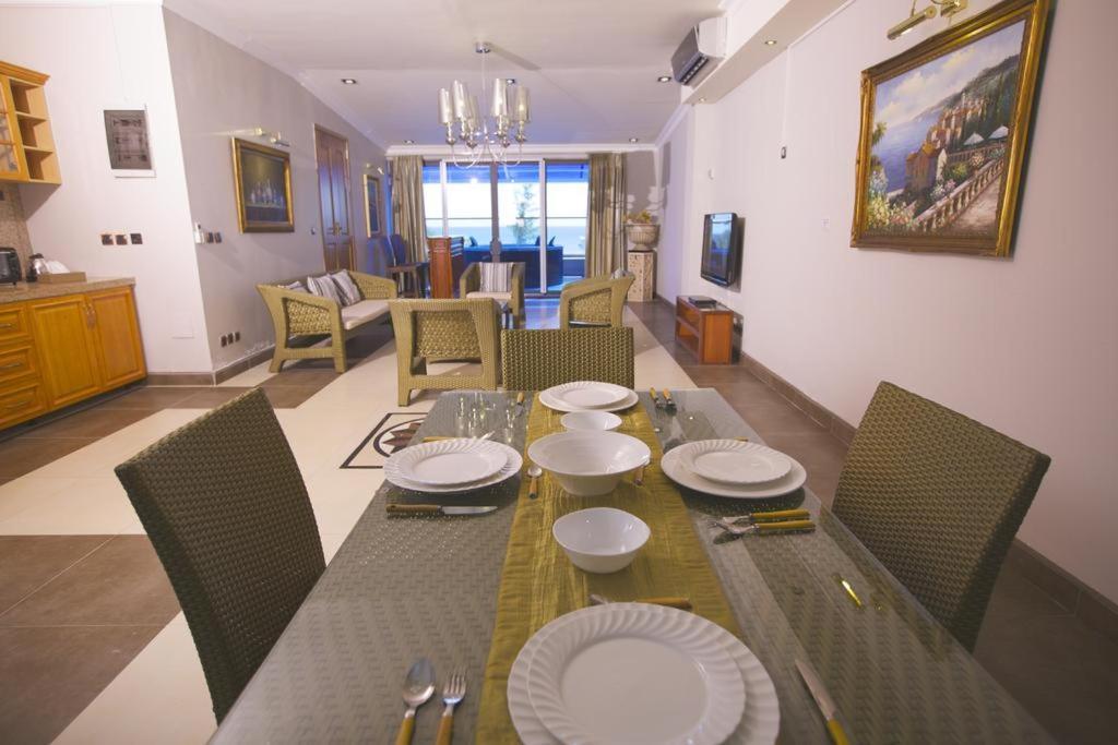 Burnas Beach Aparthotel Pereybere Beach Exteriör bild